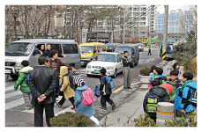 지금 교문 앞은 車와 전쟁 중