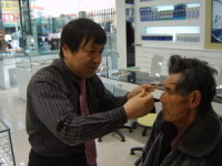 경운대 시선 불우이웃에 안경 90개 선물