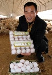 어르신, 유황오리알 드시고 건강하세요…김원혁씨