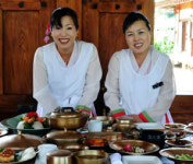 [맛 향토음식의 산업화] 경주 요석궁 서빙팀 서혜정·이유희씨