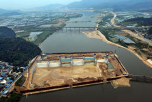 위용 드러낸 낙동강 칠곡보…1단계 공사 마무리