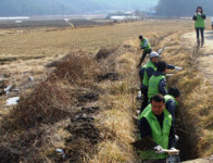 농어촌공사 농한기 영농 지원 인기…용수로 정비활동 구슬땀