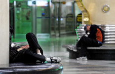 거칠고 막막한 길위의 삶… 오늘도 대구역에서 잔다