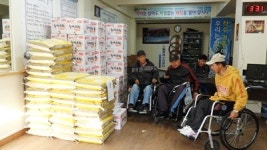 척수장애인협회 어려운 세대에 쌀, 라면 전달