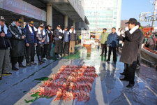첫 경매 오른 새해 첫 대게
