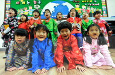 엄마 나라 전통옷 입고 세배 연습