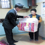 [이런일] 홀몸노인 양모이불 전달