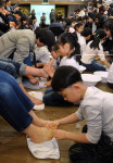 엄마 아빠 감사드려요 한빛 유치원 졸업식에서 원아들이 부모 발 마사지