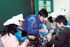 대구FC, 반야월초교서 배식 봉사