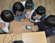 점심시간 운동장 아닌 교실이 북적 폰 놀이가 최고