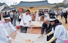 버버리찰떡 나눠 먹으며…수험생`학부모들 수능대박 기원