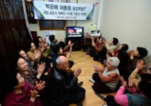 출생지 대구 삼덕동서도 개표 응원…경로당서 십시일반 잔치