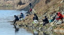 [포토뉴스] 겨울 속 손맛…진천천 강태공