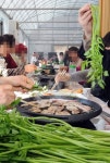 식당처럼 술 파는 미나리 비닐하우스