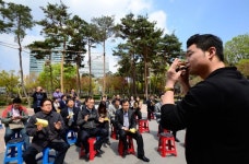 [포토뉴스] 삶의 비타민처럼…한낮의 공원 콘서트