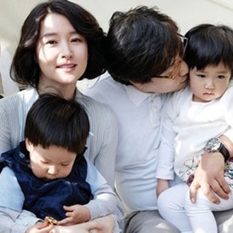 이영애 가족사진 ‘산소같은 여자’ 남편·쌍둥이와 함께 행복이 폴폴~