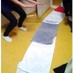 컴퓨터 하고 싶은 동생 수건 카펫 지르밟고 비켜주소서…불타오르는 의지
