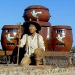 농촌의 흔한 마을회관 진격의 농부 가만히 보니...건물? 헉! 장독대에 창문이...
