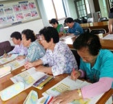 뜨거운 만학 열기… 경산 경로당 돌며 수업