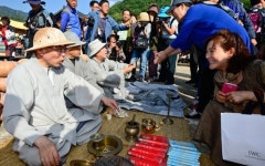 [포토뉴스] 싸게 주세요.스님…팔공산 승시