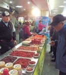 [시민기자의 눈] 도시철도 두류역 쉼터에 설맞이 특산물 장터 개장