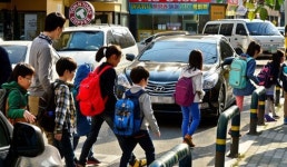 아파트 공사 둘러싸여…대구 동도초교생 아찔한 통학길