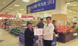 [이런일] 영주농협 원로 조합원에 돼지고기 선물