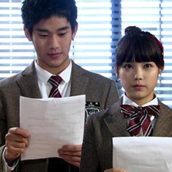 김수현, 아이유 콘서트 방문…
