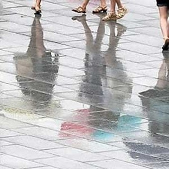 전국 곳곳 소나기 “오늘 날씨엔 또 뭐 입나?…‘패셔니스타’ 우산 말고 없나?”
