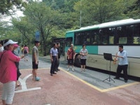 [시민기자의 눈] 달성2번 버스 안한규 씨…마비정 마을서 연주 봉사