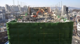 첨단 공법?…11층 건물 옥상에 올라간 굴삭기