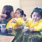 라희-라율이 요거트 먹방 공개 양 볼에 잔뜩 묻히고…사랑스러워~!