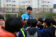 그라운드에서 함께 뛰며 축구로 추억을