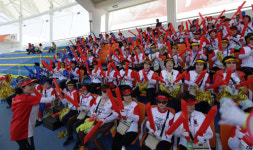 씨름장 번쩍∼배구장 번쩍…경기장 달구는 게릴라 응원단