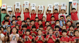 네팔에 손전등 보내기…고사리 손으로 전하는 희망