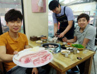 [이맛에 단골] 권기웅 씨와 친구들 ‘돼지만 왕소금구이’