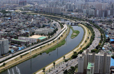 산책 명소 신천둔치 도로변 같은 미세먼지…오전 10시~오후 2시 가장 높아