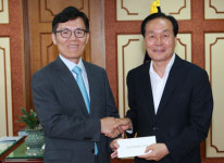 고향 후학 위해 의성군에 장학금 기탁한 우성만 대구고법원장