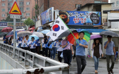 [광복 70년 나라사랑 3題] 郡·자유총연맹·새마을지도자회, 칠곡 상가·아파트 곳곳 태극기 물결로~