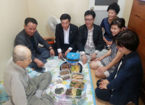 [이런일] 포항시 용흥동주민센터, 홀몸노인 생일상 차리기 행사