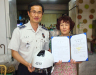 [이런일] 청송경찰서 배달종사자 111명에 안전모 전달