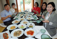 [이맛에 단골] 방경희 씨와 지인들 녹연한정식
