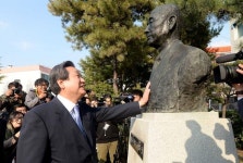 김무성 대표 포항 영흥초교 찾아 부친 흉상에 헌화