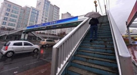 30억 드는 육교 만들어? 없애?