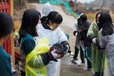 [이런일] 영송여고 학생`교직원, 연탄 6천 장 모아 홀몸노인에 배달