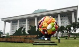 국회 앞 과일나무 조형물 어디로 옮겼나?