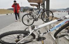 강정고령보 디아크 광장, 부실관리 자전거