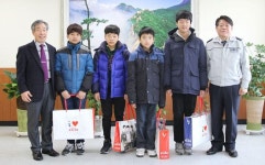 [이런일] 다문화가정 중학교 입학생 4명에 교복 전달