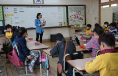 [이런일] 칠곡 왜관초교, 학부모 자원봉사자 책 읽어주기