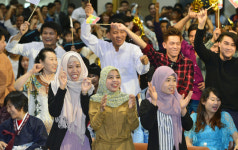 활짝 웃는 아시아 15국 근로자들